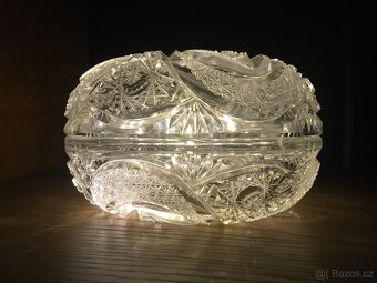 Broušená dóza s víkem - 2