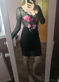 Černé šaty s květinovou výšivkou - 2