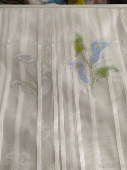 BÍLÁ ZÁCLONA S POTISKEM KVĚTŮ KALY 150.CM X 180.CM. - 2