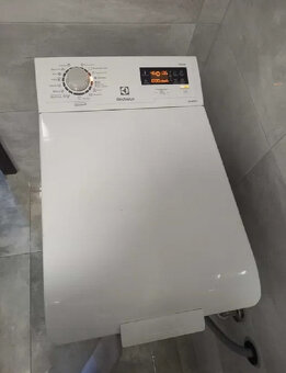 Vrchem plněná pračka Electrolux 6kg/1200 otáček - 2
