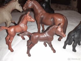 43.Schleich Hanoverská klisna, její hříbě a hříbě Percheróna - 2