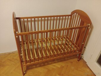 Dětská postýlka s posuvnou mříží a matrací - 2