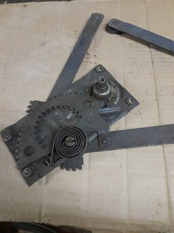 TRABANT STAHOVÁNÍ BOČNÍCH OKEN VE DVEŘÍCH. - 2