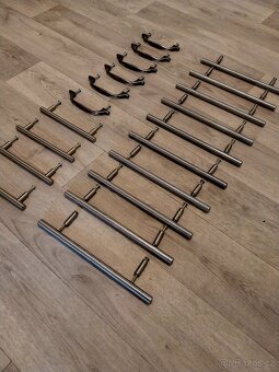 Kovové nábytkové úchytky. - 2