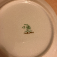 Hnědý zdobený porcelánový talíř - 2