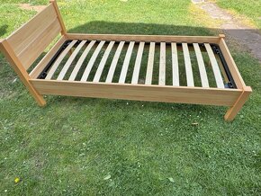 Dřevěná postel s roštem - 2