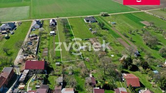 Téměř rovinatý stavební pozemek v příjemném a klidném pro... - 2