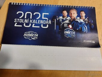 kalendář 2025 HC Kometa Brno s podpisy hráčů - 2