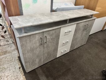 Hezká široká komoda dekor Beton/bílá - 2