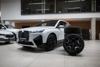 ORIGINÁLNÍ ALU KOLA BMW iX 275/40 R22 + LETNÍ PNEU - 2