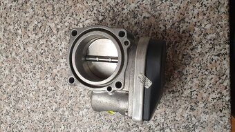 BMW e91 e90 2.0 95kw škrtící klapka - 2