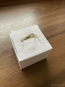 Zlatý dámský prsten se zirkonem - 2