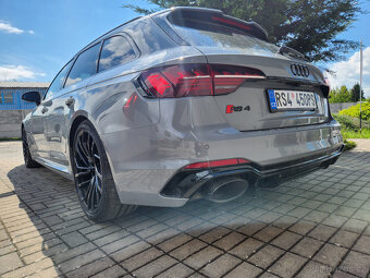 nový model Audi RS4 r.2022 21tiskm záruka 1/2027 - 2