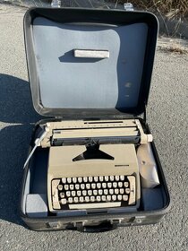 Kufříkový psací stroj Consul 222.2 - 2