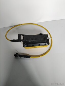 Pneumatickohydraulický agregát ENERPAC 700 BARU - 2