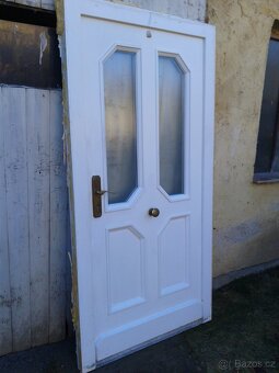 Dřevěné masivní vchodové vstupní dveře - 2
