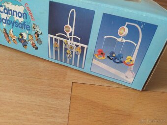 Kolotoč nad postýlku - 2