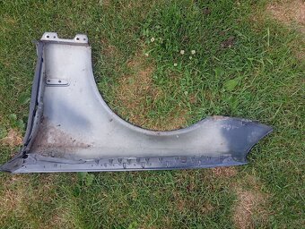 Mercedes 211 pravý přední blatník - 2