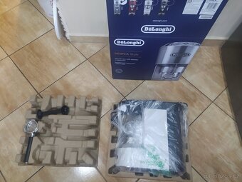 KÁVOVAR DELONGHI DEDICA STYLE EC685.M - 2