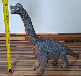 17 figurek dinosaurů - 2
