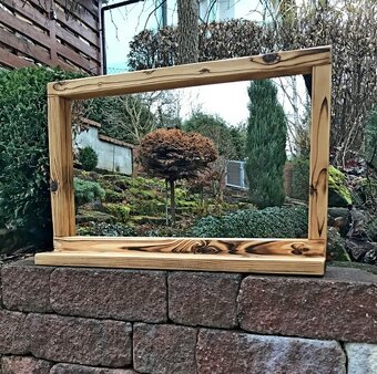 Stařené dřevěné zrcadlo s poličkou 90x60 - 2