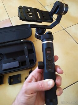 Prodám 3-osý stabilizátor kamer a mobilů FeiyuTech G6 Plus. - 2