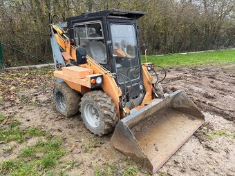 Smykový nakladač UNC 060 - 2