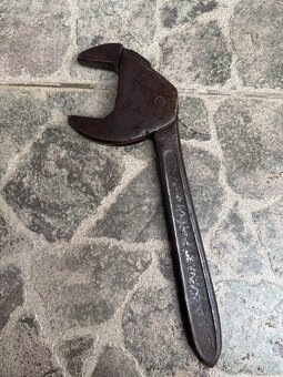 Starý samosvorný klíč - hasák a starou ruční vrtačku - 2