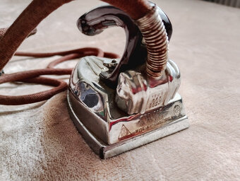 Starožitná žehlička Petita - 2