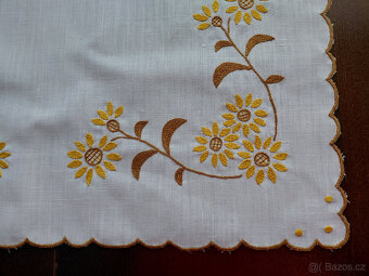 Ručně vyšívaná retro dečka 65x65cm - 2