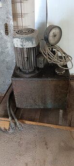 Ruční tabulové nůžky a hydraulická ohýbačka plechu - 2
