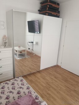 šatní skříň s velkým úložným prostorem - 2