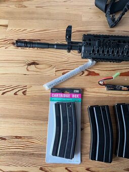 Airsoft M4 + výbava - 2