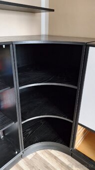 Rohový černý díl s 2 dalšími policemi (knihovna) - 2