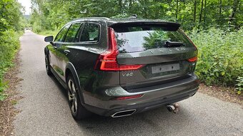 Volvo V60 B4 2.0 Cross Country, 1.majitel 2021, TOP stav - 2