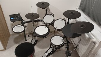 Prodám bicí soupravu Roland i s HW - 2