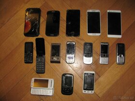 Sbírka starších telefonů - 2