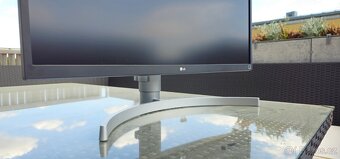 LG 27UL550-W - 2