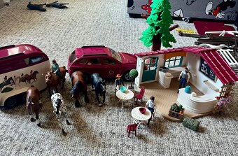 Schleich kavárna a auto s přívesem - 2