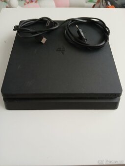 Playstation 4 + příslušenství - 2