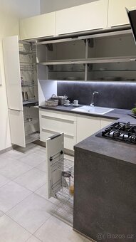 Nová kuchyňská linka Oresi rohová, z expozice. - 2