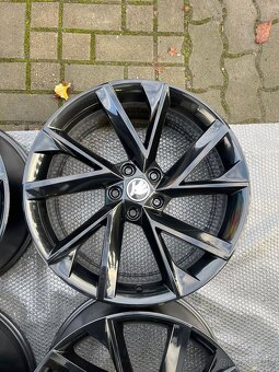 ORIGINÁL Alu Škoda VEGA R19, 5x112, ET44 - TOP STAV - 2