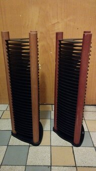 Prodám 2 velmi zachovalé stojany na CD - 2