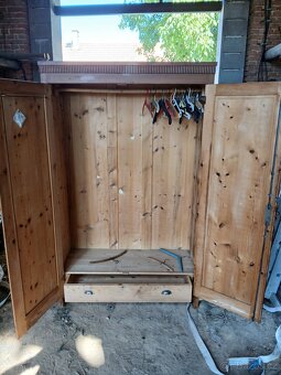 Starý dřevěný nábytek - 2