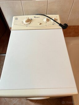 Starší vrchem plněná pračka Whirpool - 2