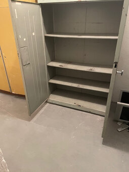 Trezorova skříň s policema - 2