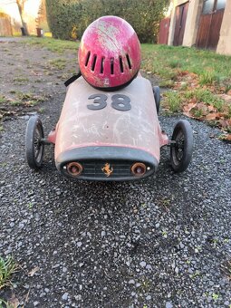 Šlapací autíčko značky Ferrari - 2