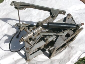 Prodám nějaký těžký nosník do zadních šavlí hydraul. traktor - 2
