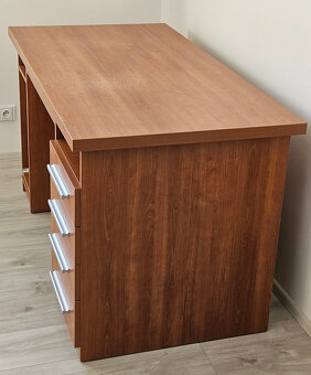 Prodám nábytkovou sestavu (stůl, skříňky) - 2