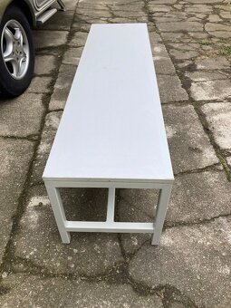 Bílá lavička s železným rámem - 2